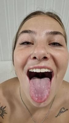 Las niñas sacando la lengua XXII