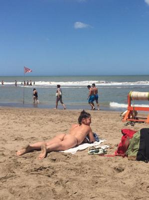 Pendejas Argentinas en tanga morando la cola