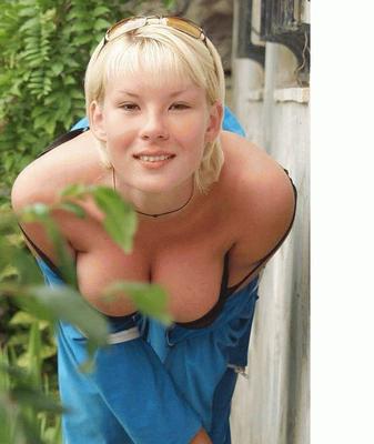 Blondine mit großen Titten im Freien blinkt