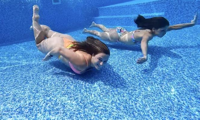 Casal balançando >> Tori encontra lésbica na piscina