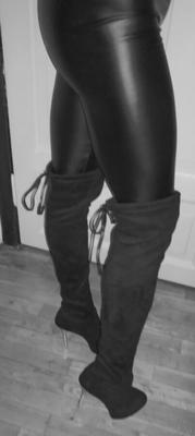 Legging e botas pretas.