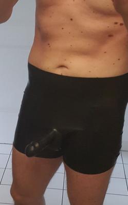 Short en latex de caoutchouc noir avec Kondom et steifen Schwanz