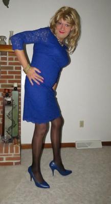 Crossdresser en robe en dentelle bleue