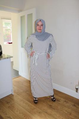 Anneaux de tétons et Hijab Abaya Gris Blanc