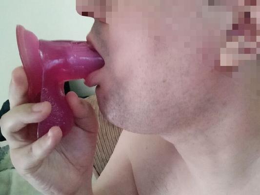 Freund spielt mit dem Dildo seiner Freundin