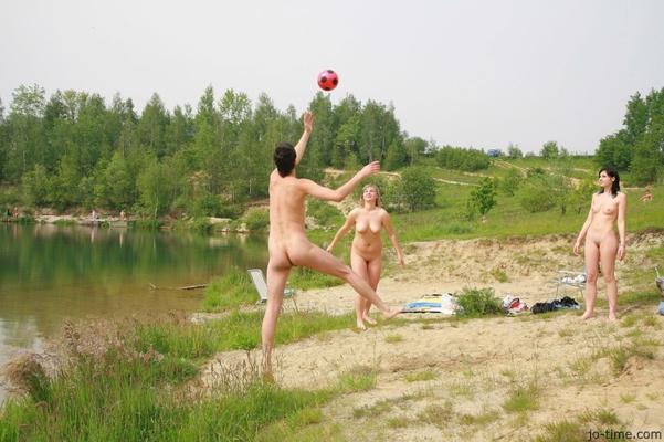 Nudist spielt draußen