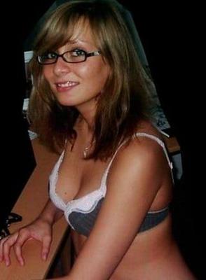 Lunettes brune allemande de 19 ans WebSlut Teen exposée - Republiez-la