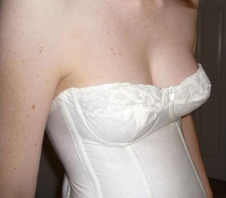 Salope en corset blanc