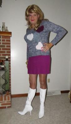 Crossdresser en pull et bottes blanches