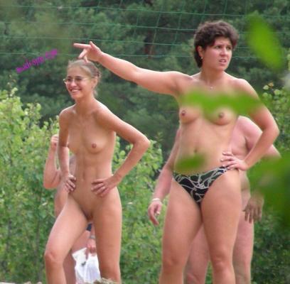 Nudistas na praia de Moscou