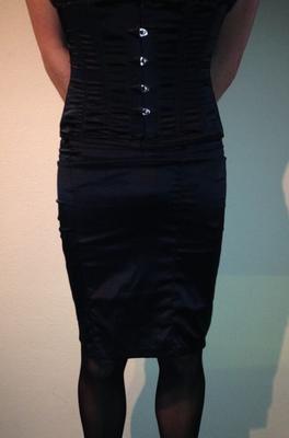 Damen-Outfit, Latexschichten, Absätze, Korsett