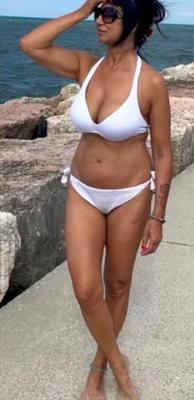 Bikini-Milf IVA