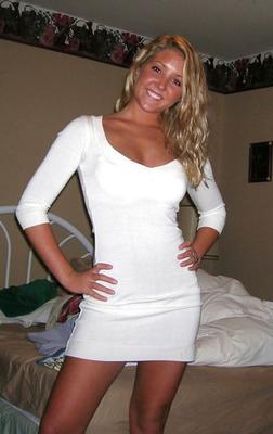 Blonde Amateur Montrant Le Cul Et La Chatte