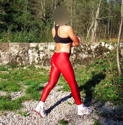 Femboy em leggins esportivos sexy