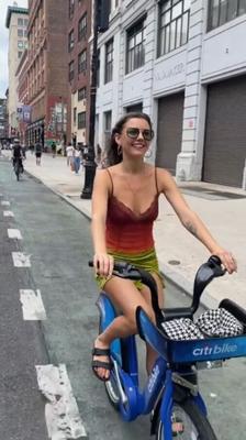 Paseo en bicicleta con las tetas afuera