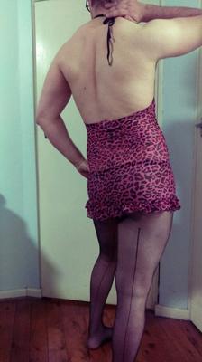 Moi - Salope crossdresser en bas et robe rose se soumettant