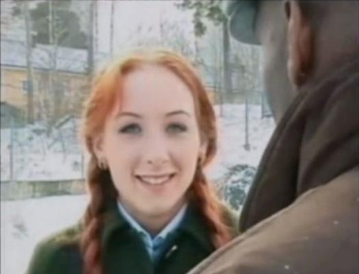 Une rousse mignonne baise un noir dans le train