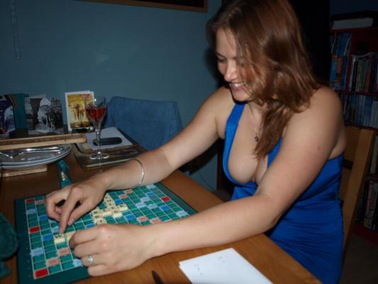 SEXY_SHELLY spielt Scrabble mit ausgestreckten Titten