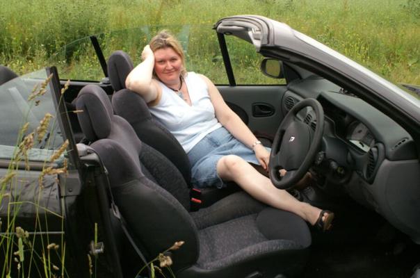 Davina Sky posant dans la voiture