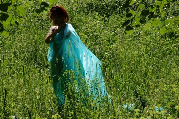 Avec un voile turquoise en contraste