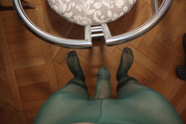 red nails in green - fucking the chair