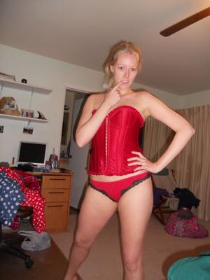 Sexy Blondine im roten Korsett gefickt