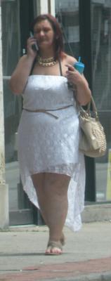 PLUS BBW Bree en robe blanche grosses jambes, cul et ventre gentils