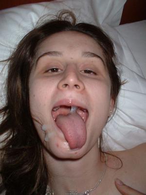 jeune femme laide pisse bizarre