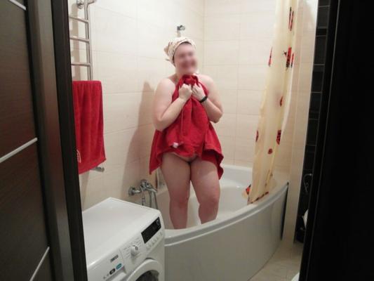 Esposa BBW secándose después del baño