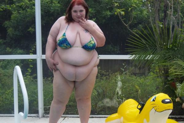 SSBBW Vientre junto a la piscina