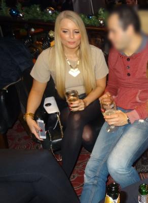 Blondine in Strumpfhosen in einer Bar