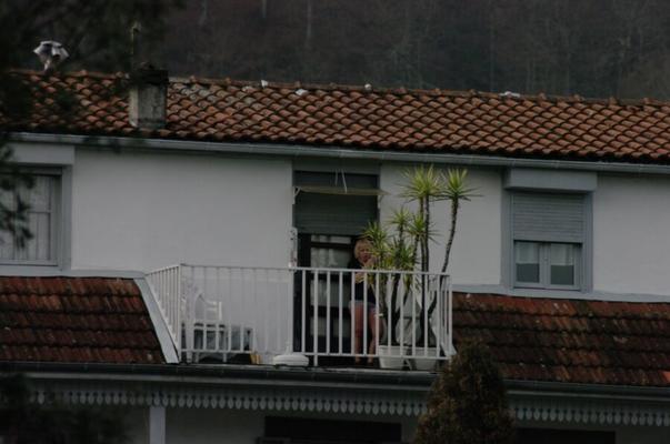 vieille salope sur le balcon