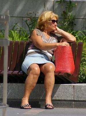 mature sur un banc à toulouse