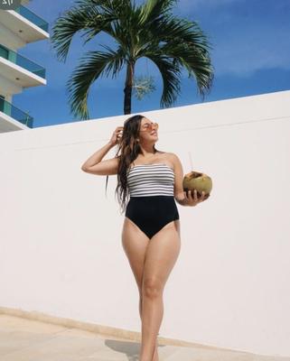 Aficionados en traje de baño y bikini