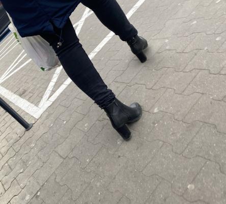 Candid - Femme polonaise devant le magasin marchant avec des bottines