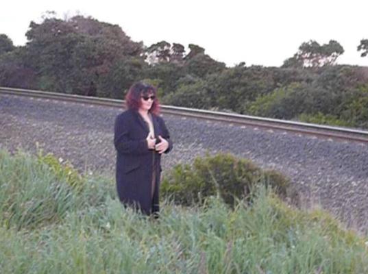 Femme australienne clignotant un train