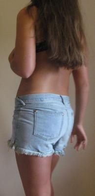 bunda e peitos em shorts jeans