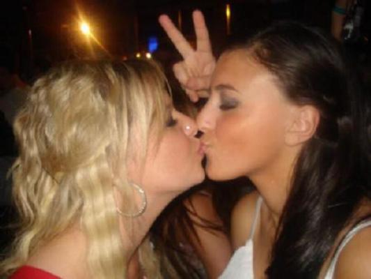 Amateur Lesbian Lipkiss