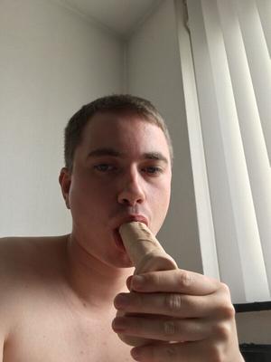 Teenie-Boy-Schlampe lutscht einen Dildo und macht Selfies