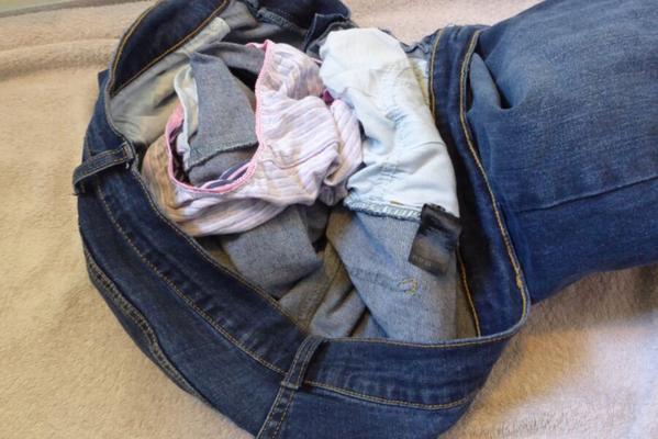 Die schmutzigen Unterhosen ihrer Freundin blieben in ihrer Jeans