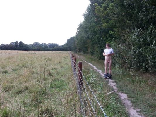 Moi clignotant sur un chemin de campagne