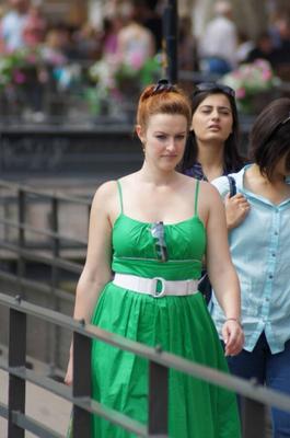 Pelirroja con un vestido verde