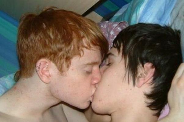 Meninos beijando meninos