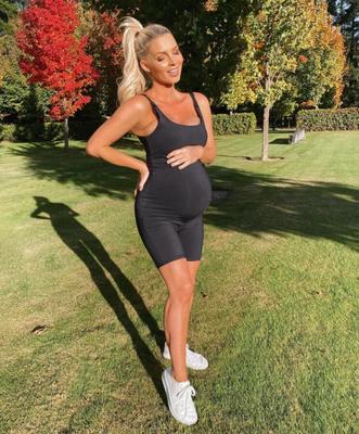 Hannah, femme amateur super chaude, à nouveau enceinte