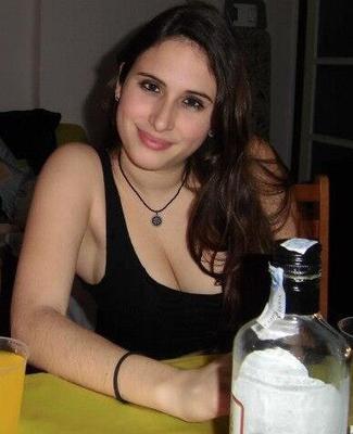 Jovencita de grandes tetas para fakes, comentarios, homenajes y subtítulos.