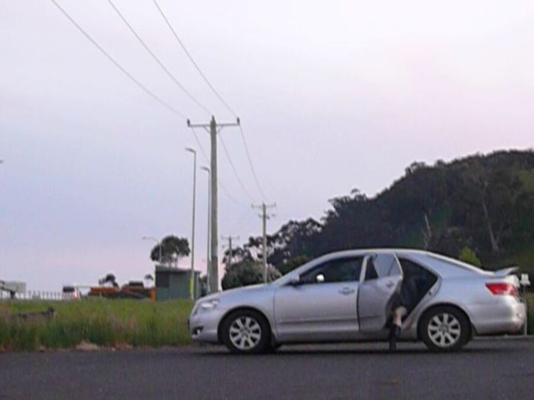 Esposa australiana mostrando um motorista de caminhão