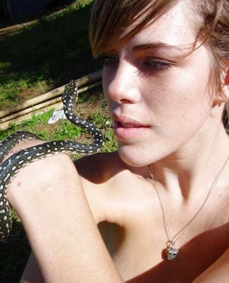 Chica genial se dispara al aire libre con una serpiente