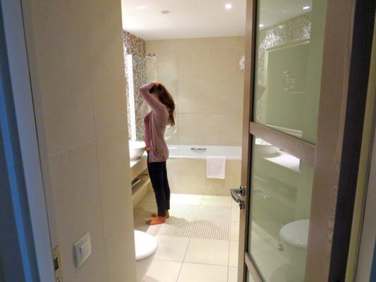 MA FEMME / WIFE ... salle de bain ... COMMENT