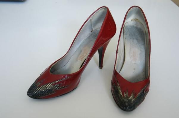 Rote Pumps mit Sperma vollgespritzt - Sperma auf High Heels