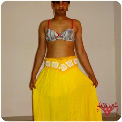 Posant en jupe jaune avec soutien-gorge